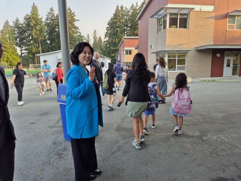 사진9(한국어반 아이들을 맞이하는 서은지 총영사).jpg