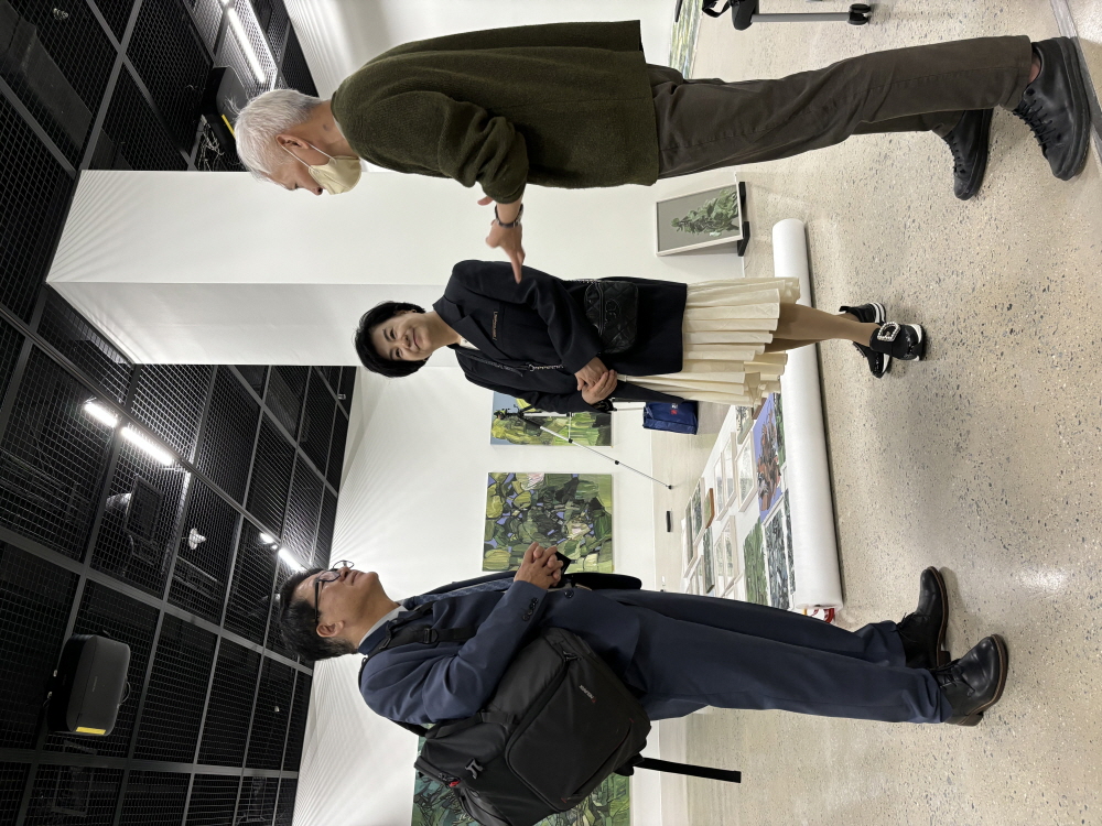 [Resized]윤의향 미술관장, 김민기 수석 큐레이터, 김원준 광역시애틀한인회장.jpg